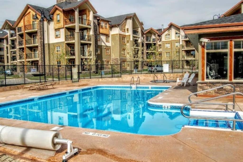Rustic Modern 2 Bed 2 Bath With Lakeview Pool And Hot Tub Invermere Exteriér fotografie
