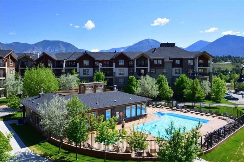 Rustic Modern 2 Bed 2 Bath With Lakeview Pool And Hot Tub Invermere Exteriér fotografie